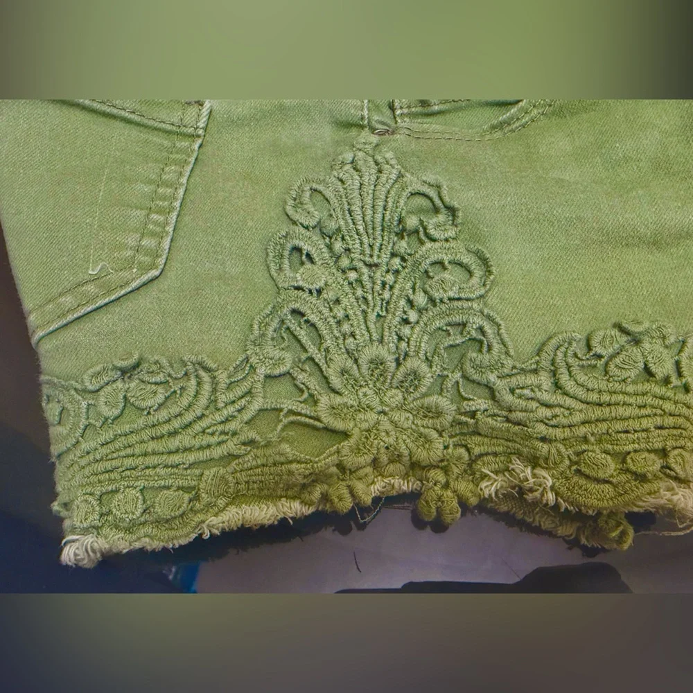 Girls size 7 Mudd Green Embroidered Denim Shorts